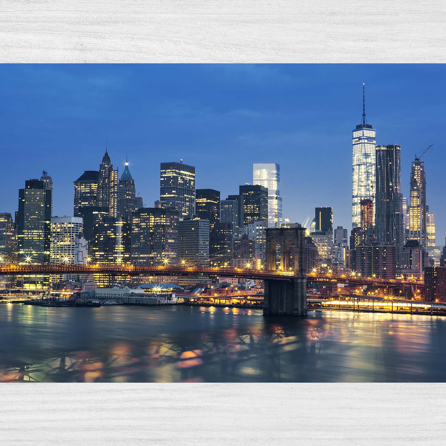New york city manhattan midtown za súmraku s brooklynským mostom
