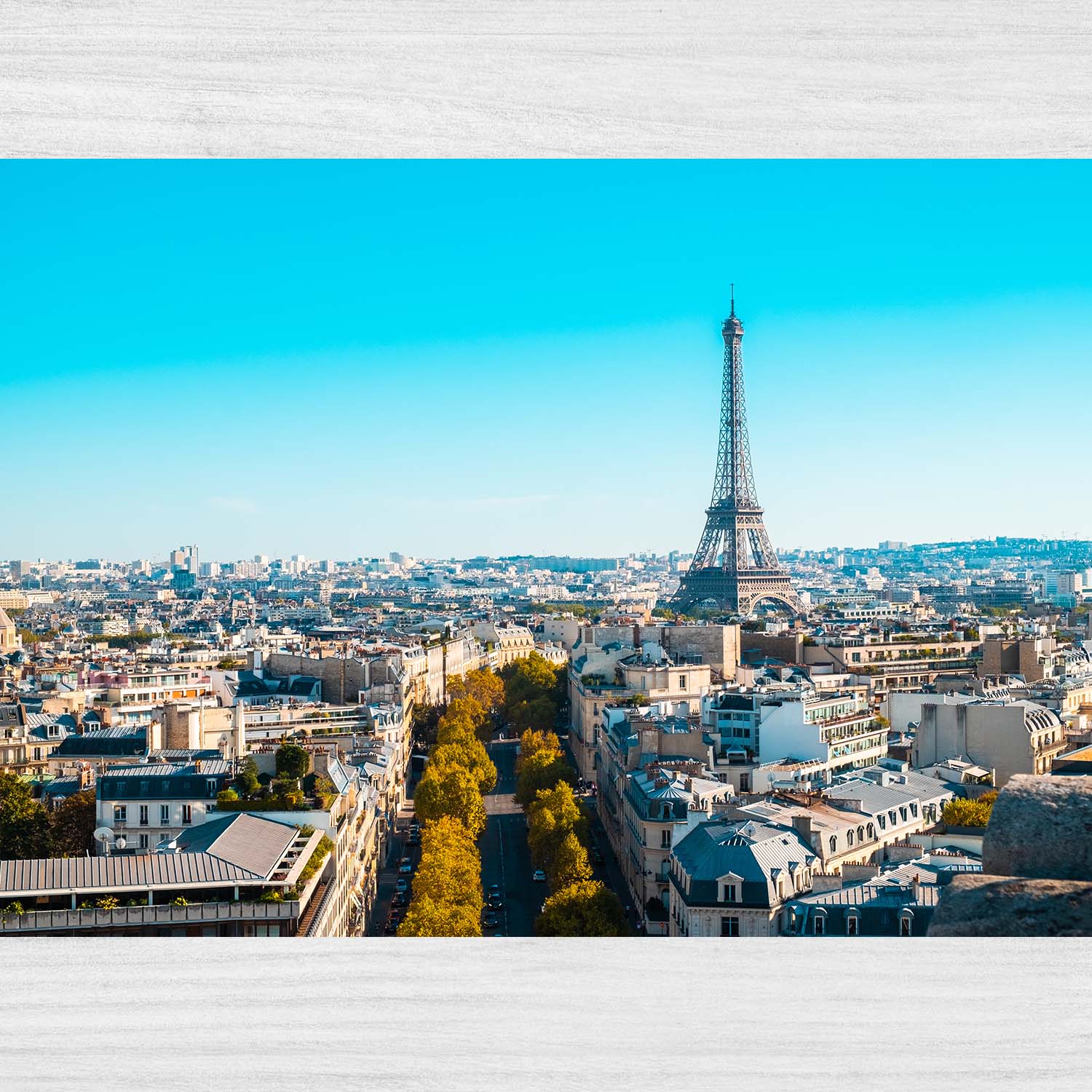 Panoráma Paríža - slnečný deň a modrá obloha prev