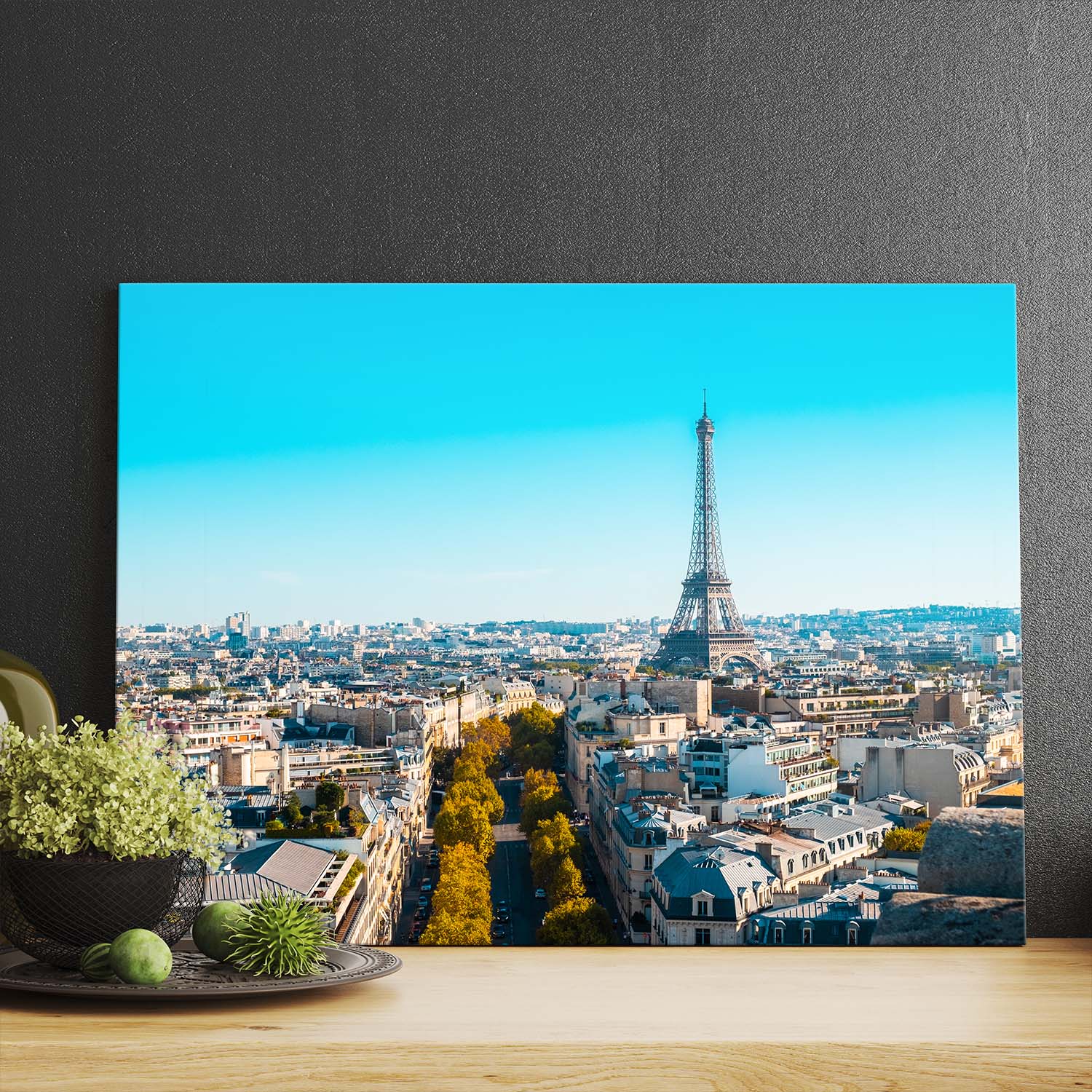 Panoráma Paríža - slnečný deň a modrá obloha